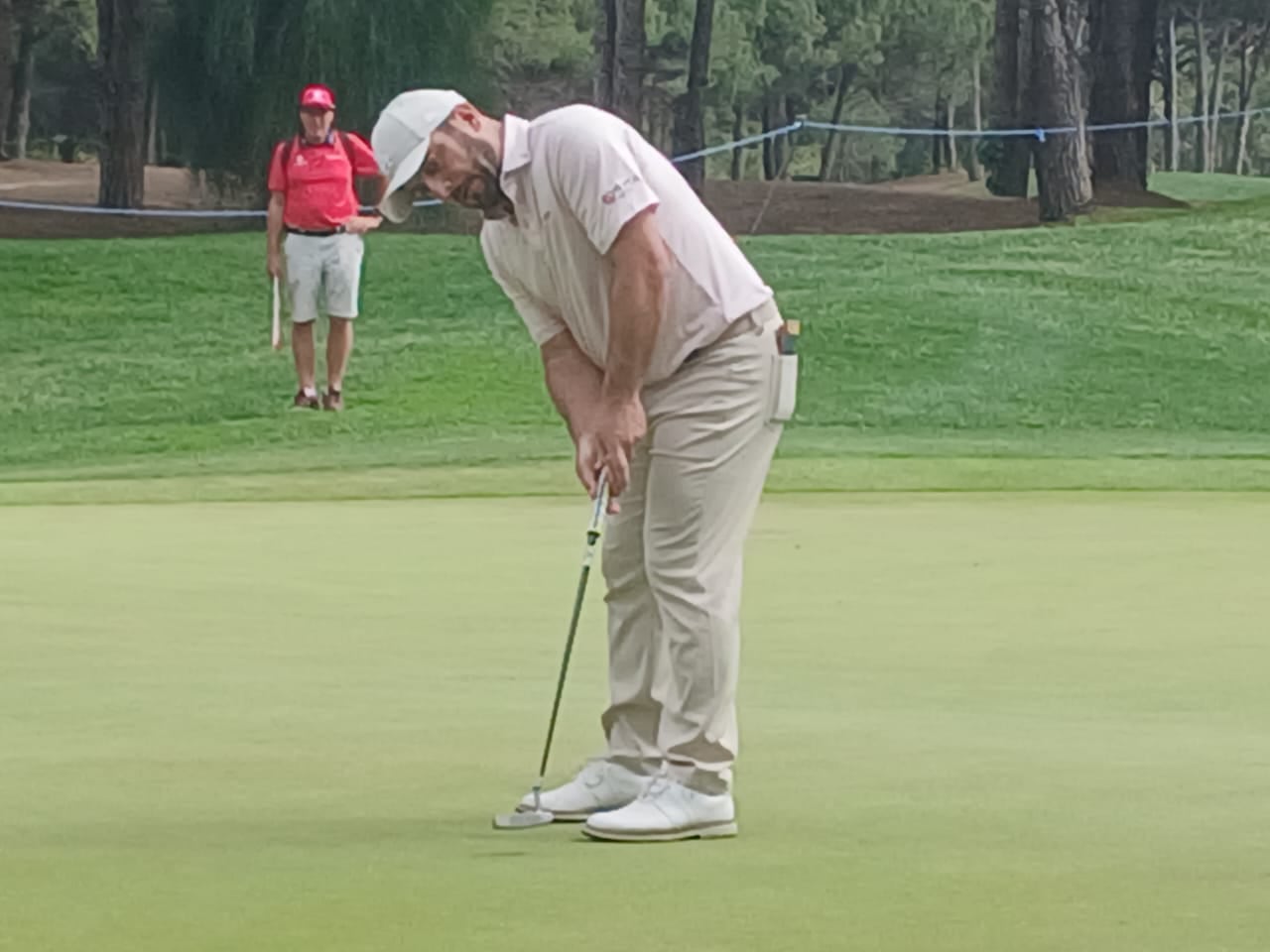 Francesco Molinari, ejecutando un putt durante la disputa del Turkish Airlines Open