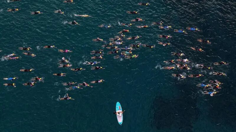 La historia de la mujer de 80 años que se convirtió en la más longeva en terminar el IronMan 6 La competencia incluía un tramo de 3,8 kilómetros de natación en el mar