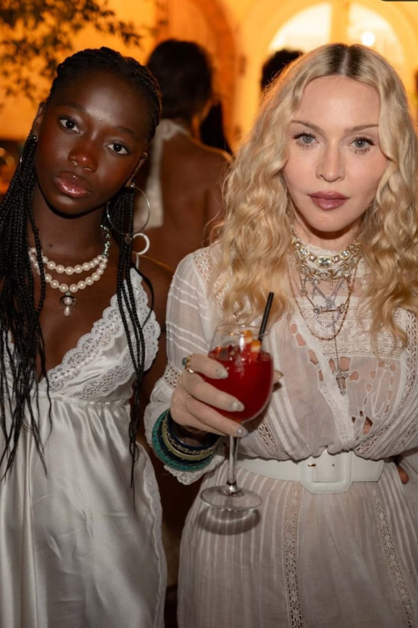 En un tramo del festejo, Madonna sorprendió con otro vestido: uno blanco y más romántico, con encaje y alforzas. En esta foto, posa con Stella