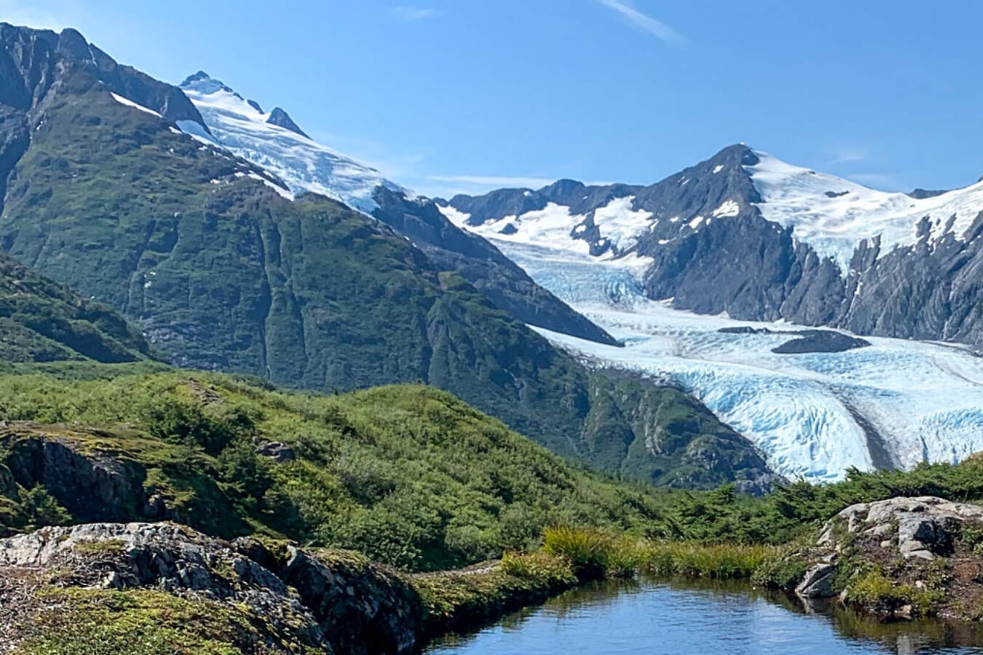 El pueblo de Alaska donde casi todos viven en un mismo edificio de 14 pisos y los niños cruzan un túnel para ir a la escuela 7 Whittier ofrece paisajes que pueden descubrirse a través de cruceros y excursiones