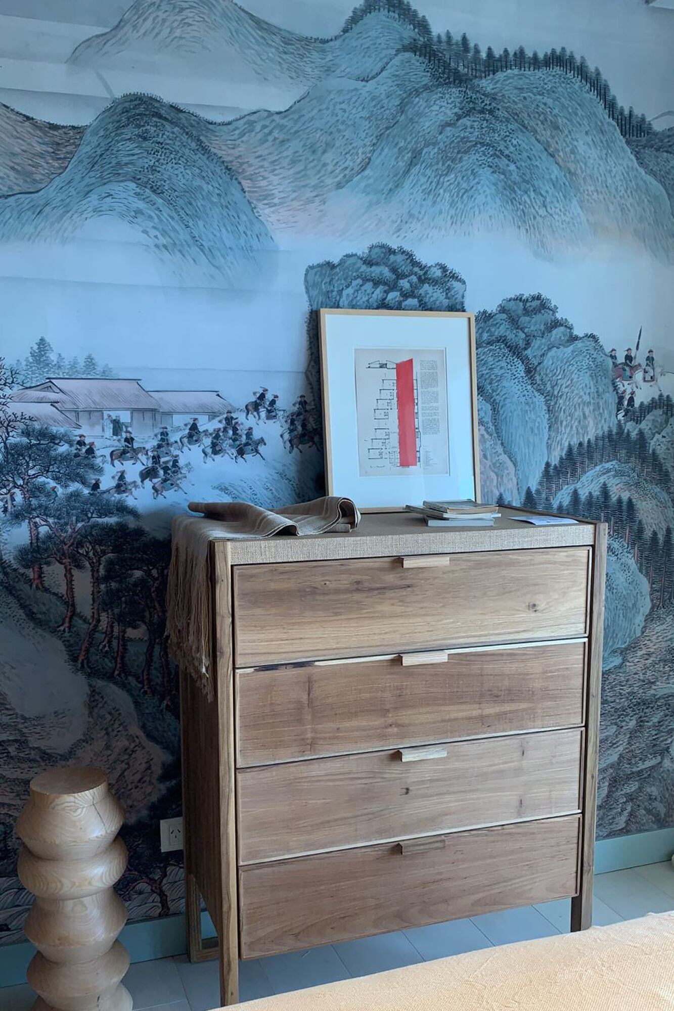 Un empapelado con un paisaje asiático cubre toda la pared