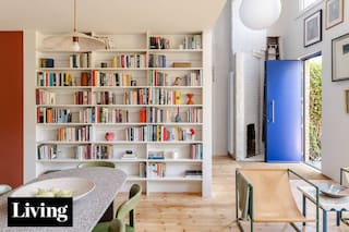 Te mostramos en detalle cinco livings cálidos, con libros, arte y mucho color