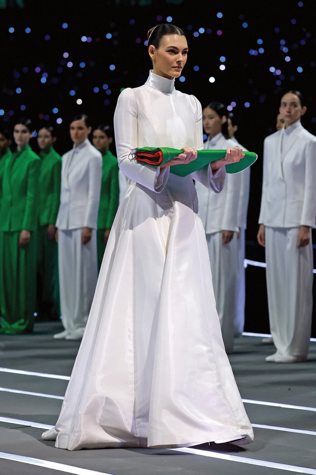 Vittoria Ceretti, la novia de
Leo DiCaprio, se lució como
abanderada de los Juegos
Olímpicos: llevó un vestido
de alta costura de Armani de
cuello alto, con capa integrada,
hombreras estructuradas y
falda cubierta por microcristales
bordados