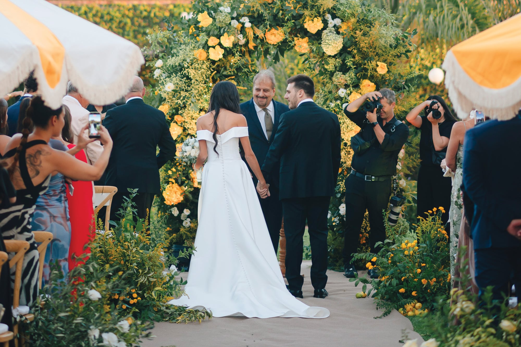 El “sí, quiero”, ante el juez
Arturo Bayala. Los arreglos florales, espectaculares, en amarillo, blanco y verde