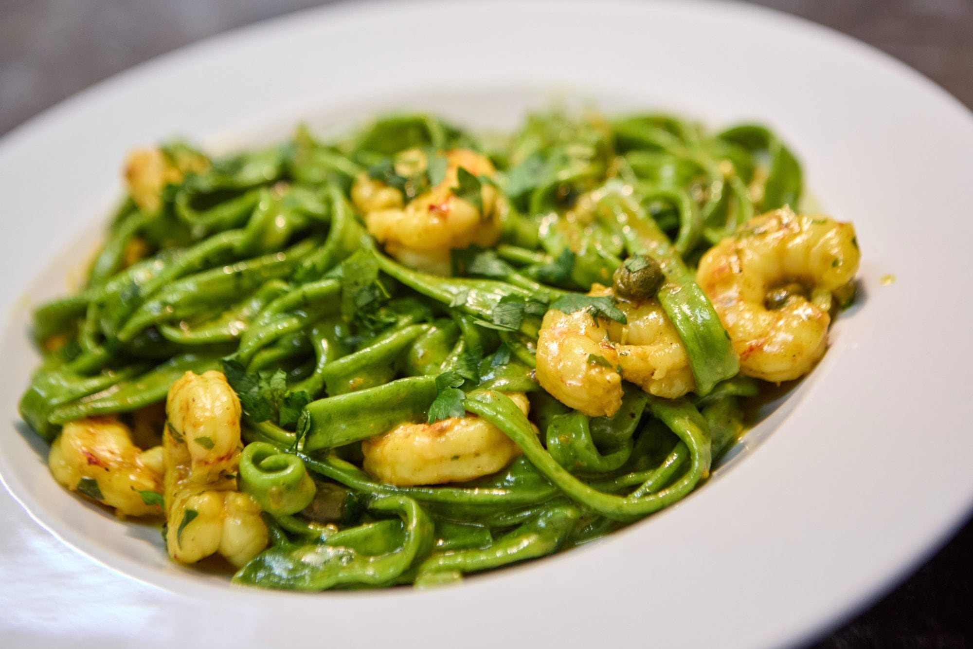 El plato de Pedro Aznar: cintas anchas de espinaca en salsa de camarones, ajo, perejil, alcaparras y curry