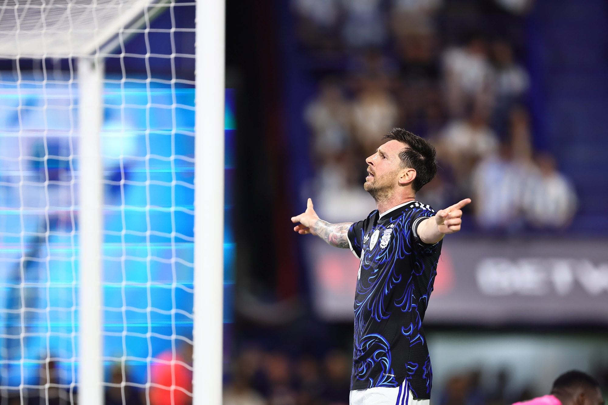 El festejo de Messi frente a los hinchas de la popular en la Bombonera