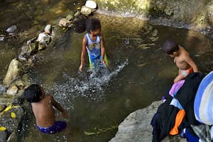 Fotos: por los apagones, en Caracas buscan agua y se bañan en un parque nacional