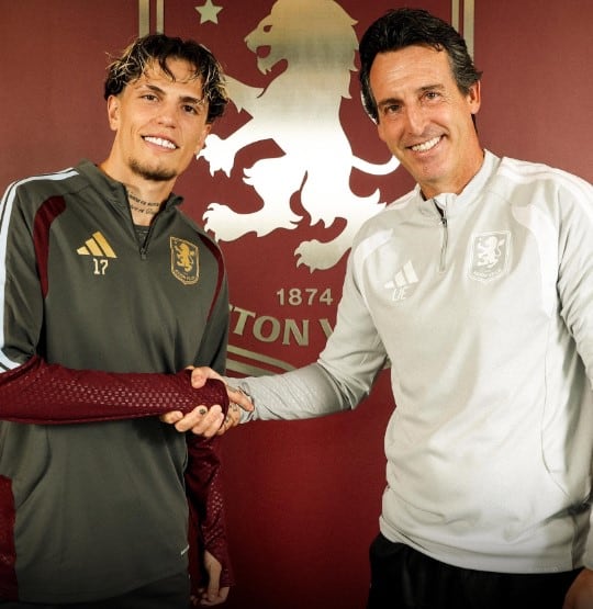 Alejandro Garnacho, junto a su nuevo entrenador, Unai Emery, en la presentación como jugador de Aston Villa