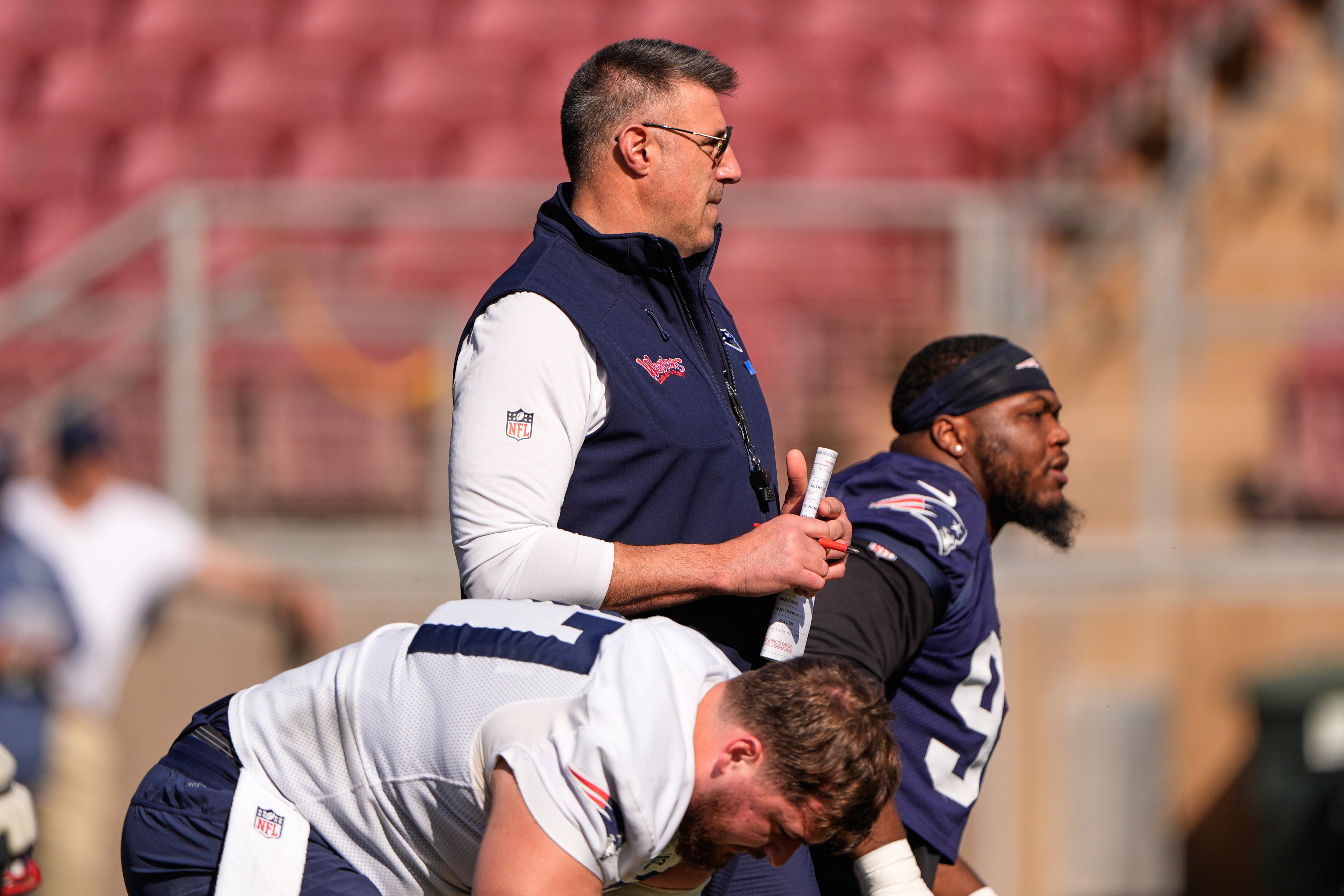 Mike Vrabel, entrenador en jefe de los Patriots de Nueva Inglaterra, observa la última práctica