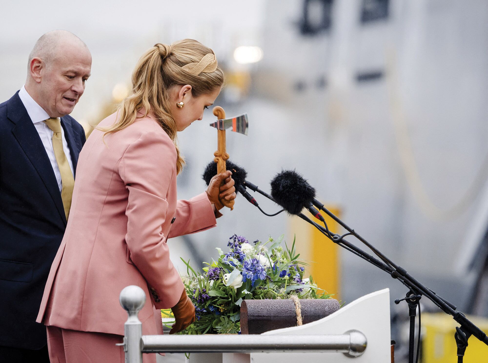 Amalia al momento de cortar los cabos con un hacha, lo que simboliza soltar amarras y empezar a navegar.