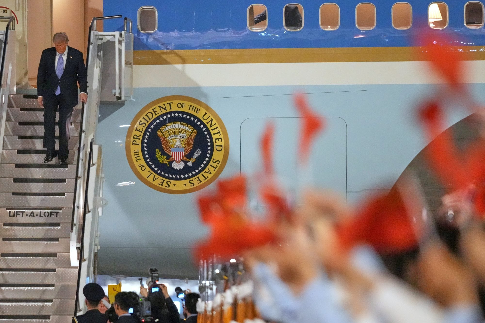 El presidente Donald Trump llega a bordo del Air Force One al Aeropuerto Internacional de Pekín