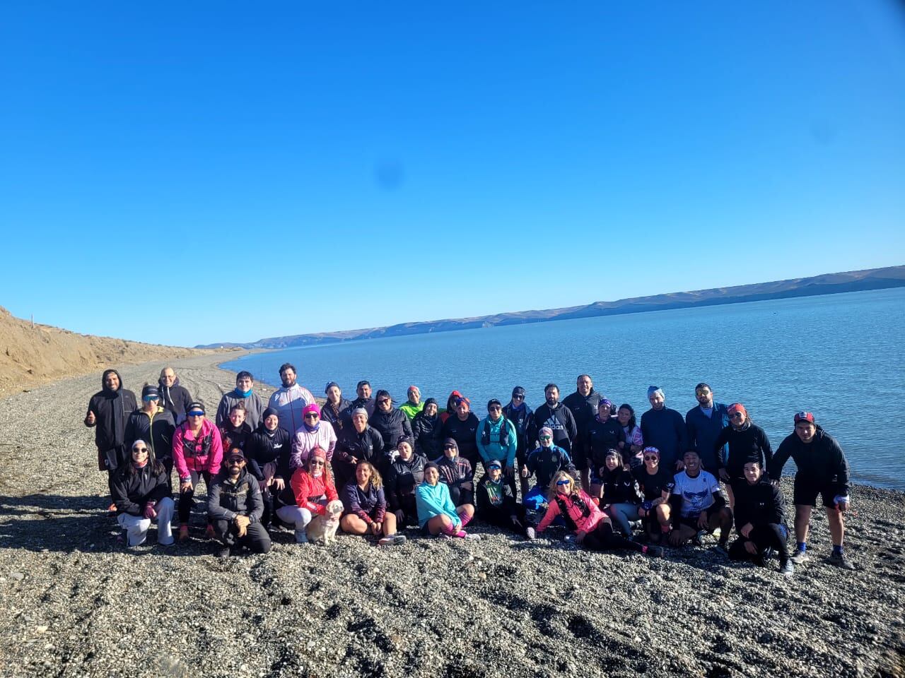 Jesús Ledesma junto a un grupo de runners, hoy en la costanera de Río Gallegos