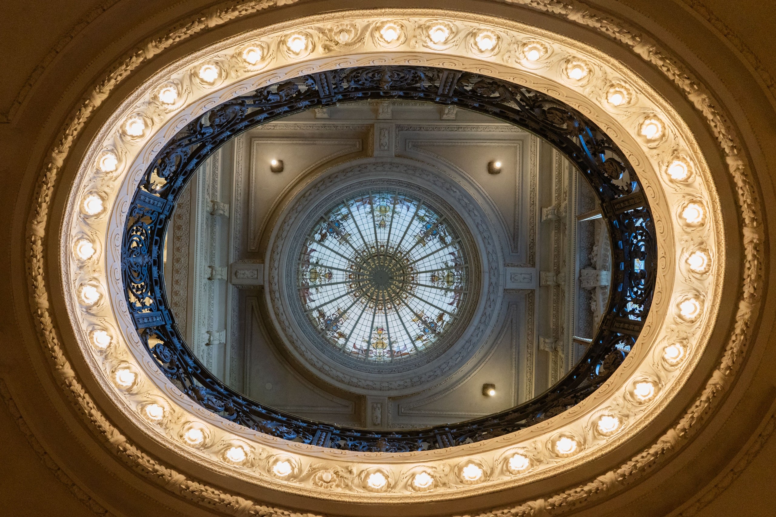 Vista desde la planta baja hacia el techo