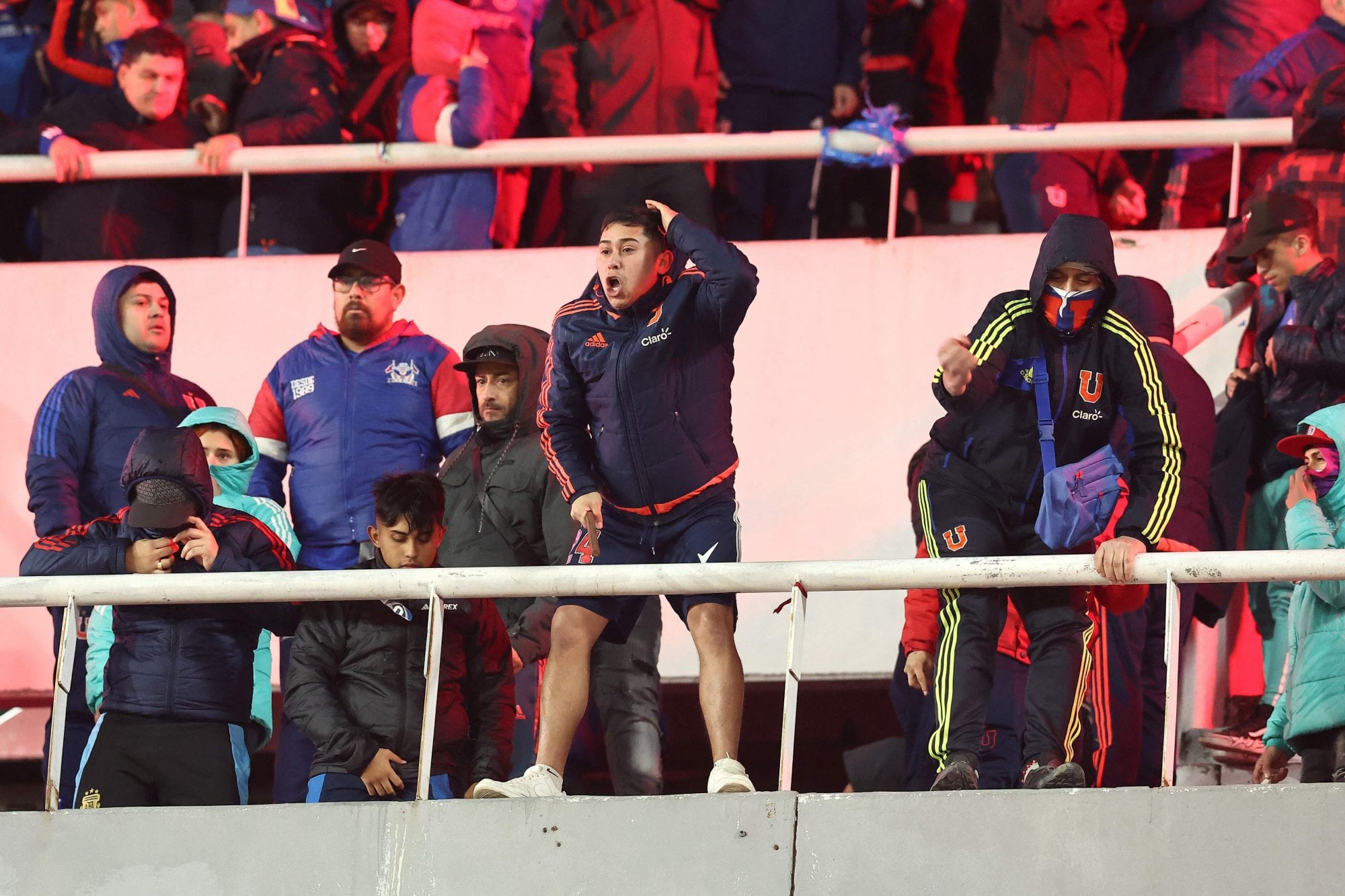 La violencia se inició en el sector de los simpatizantes de Universidad de Chile, que rompieron partes del estadio y las tiraron desde la bandeja superior contra hinchas de Independiente, cuya barra reaccionó