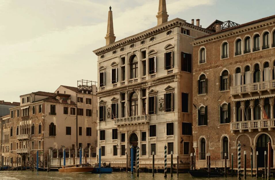 Está ubicado en el Palazzo Papadopoli