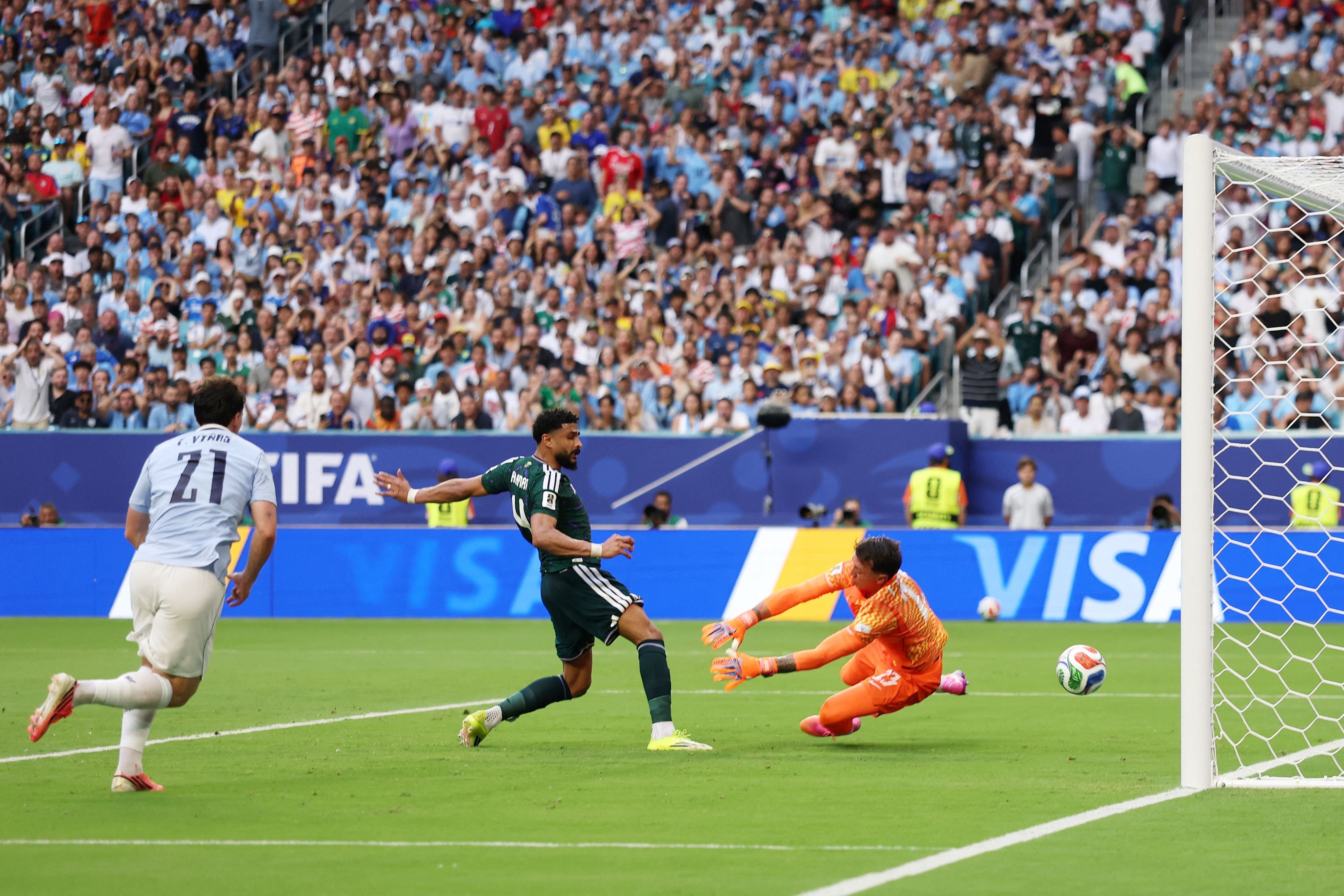 A Uruguay le faltó sintonía fina: empezó pasivo y después se pasó de rosca con los ataques aéreos 8 Alamri toma el rechace de Muslera y marca el gol de Arabia Saudita
