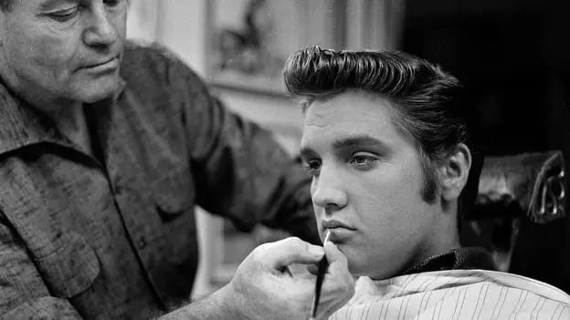 Parte de la imagen icónica de Elvis era su copete negro azabache