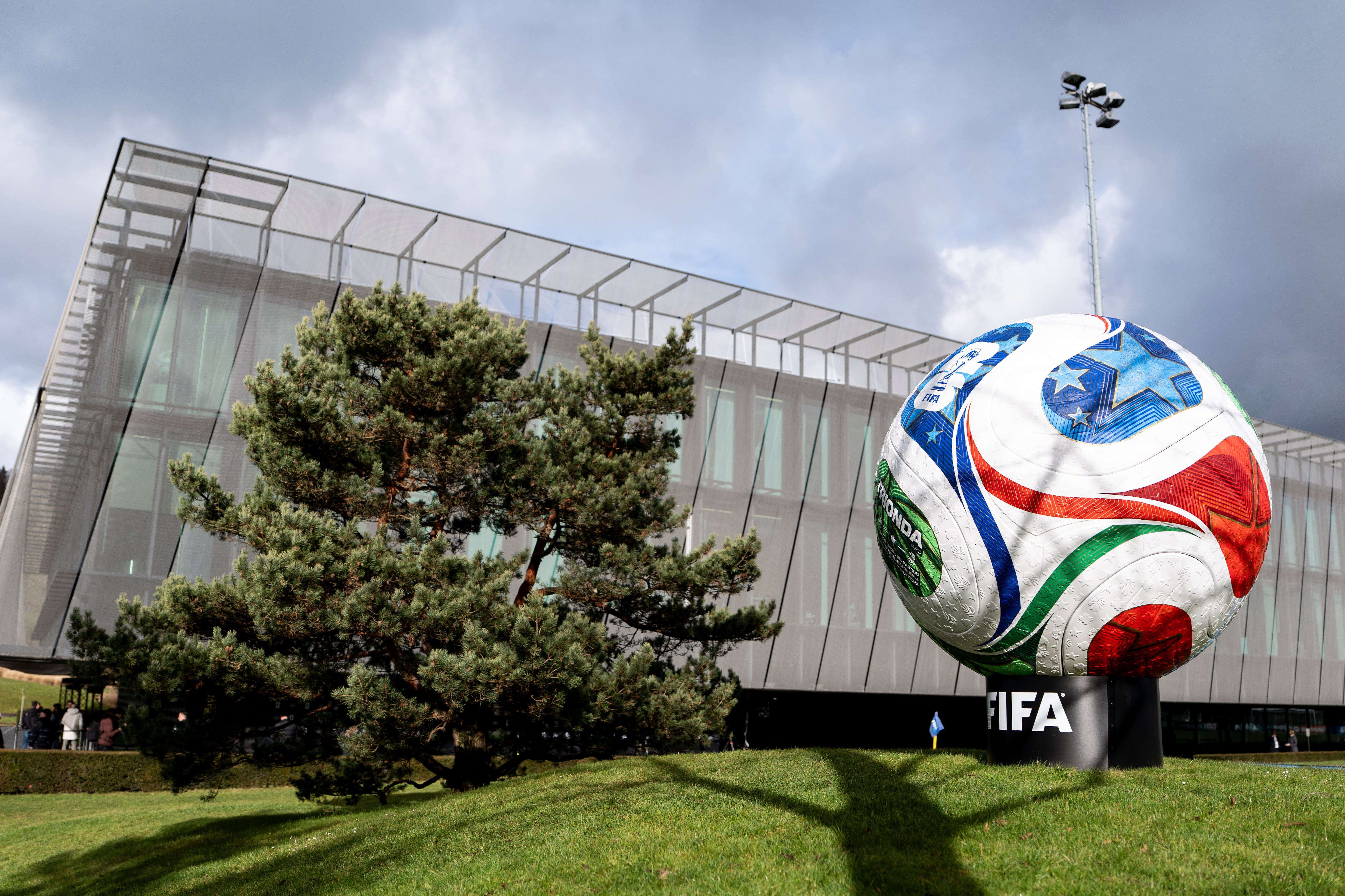 Trionda, una réplica gigante del balón oficial de la Copa Mundial 2026 afuera de las oficinas de la FIFA