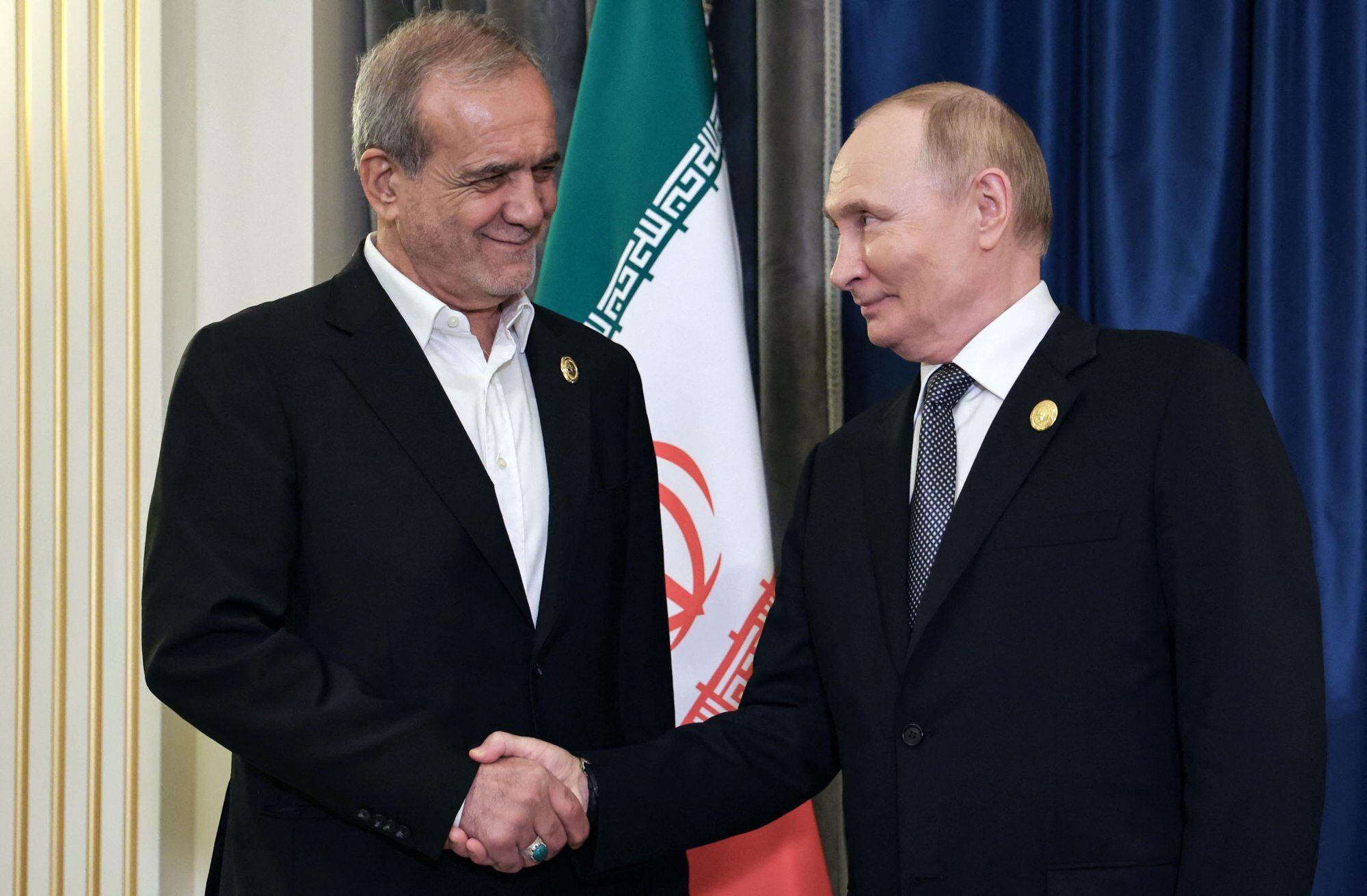 El presidente ruso Vladimir Putin junto al presidente iraní Masoud Pezeshkian