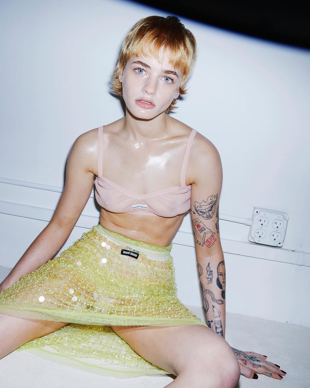 Además de la moda y la actuación, la joven de 23 años tiene su propio estudio de tatuajes en Nueva York