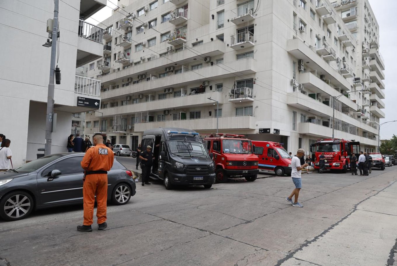 Presencia policial y de bomberos en los alrededores del edificio