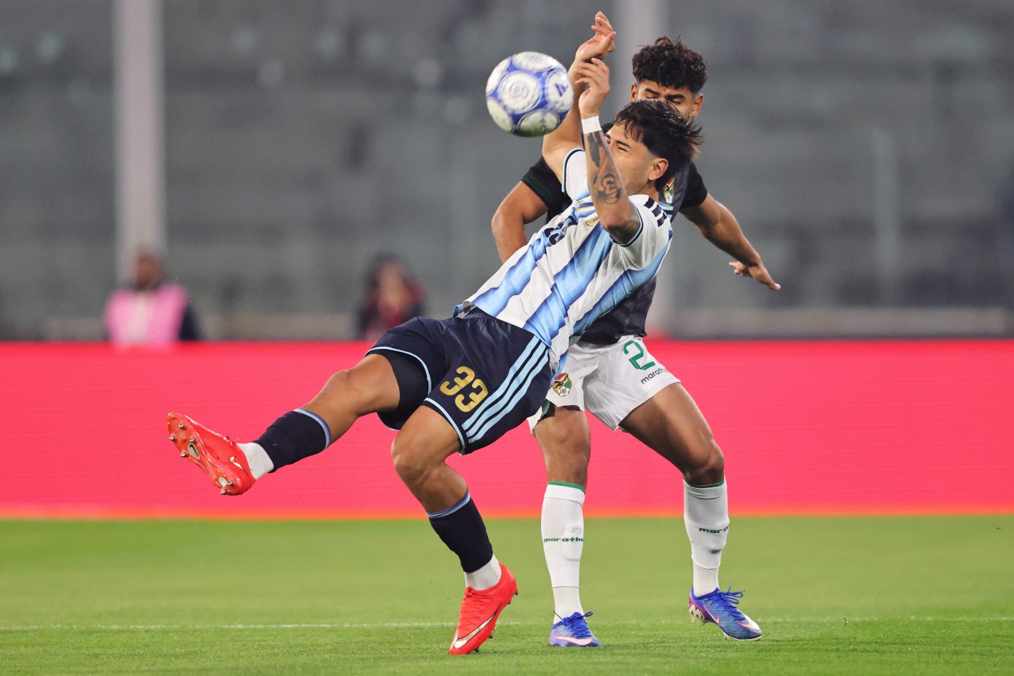 Roman Vega disputa la pelota con Yomar Rocha