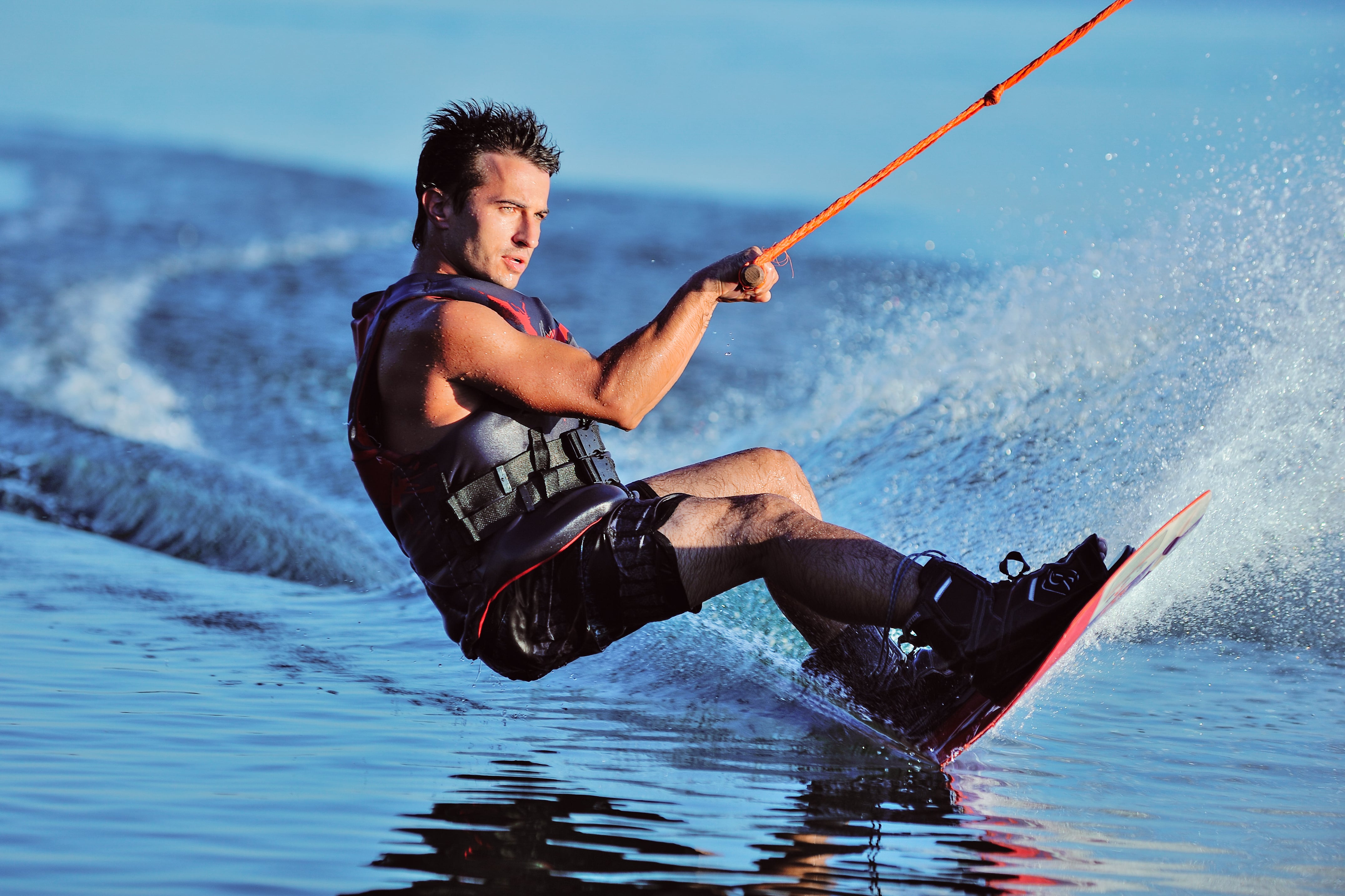 Al hacer wakeboard se ejercitan los brazos porque permanecen estirados para sostener la soga