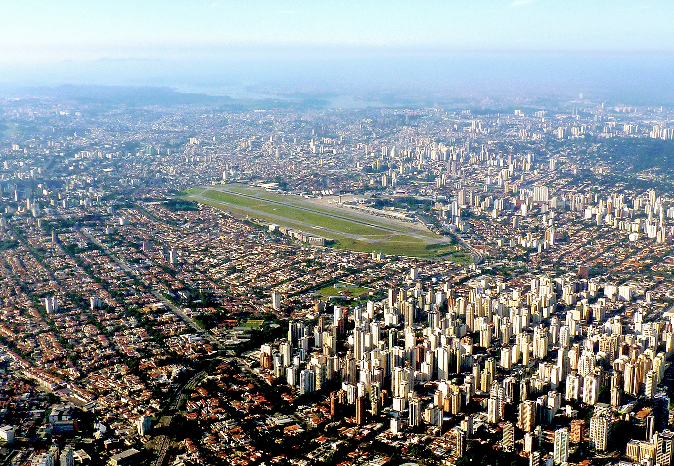 El Aeropuerto de Sáo Paulo/Congonhas, emplazado entre altos edificios solo recibe trafico domestico debido a la limitacion de su pista estrecha