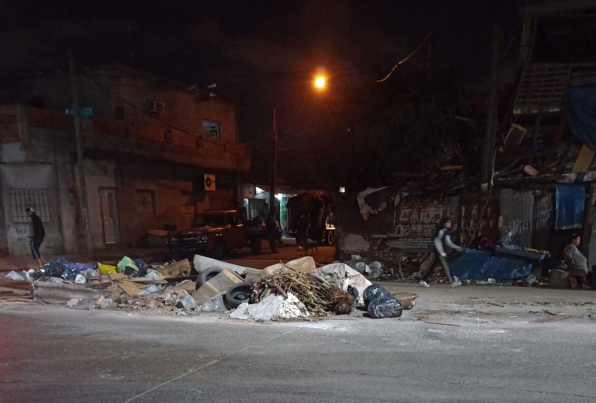 Una imagen de abril de 2023 en Gaboto y Cristianía, donde una barricada permite desde entonces las emboscadas a automovilistas
