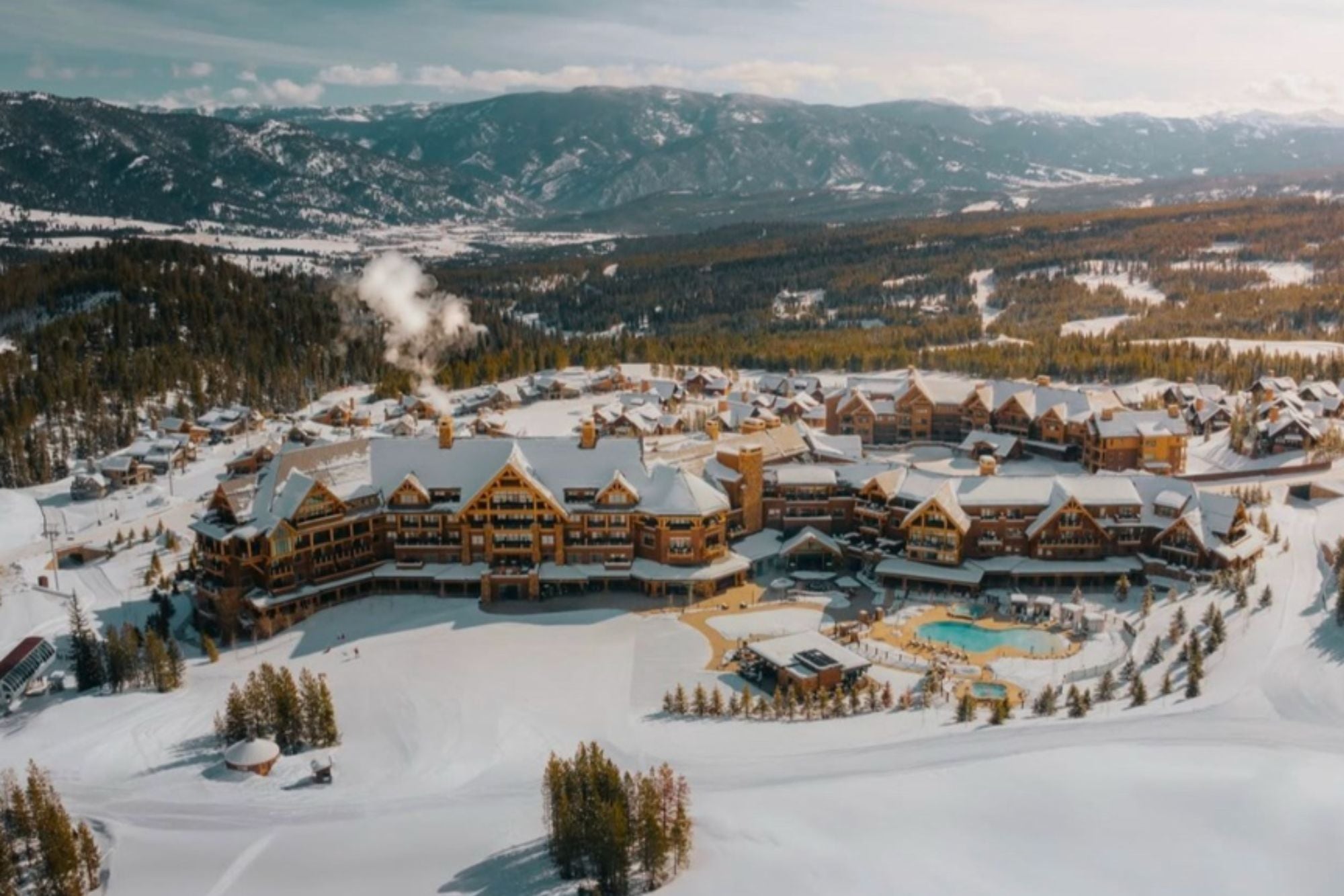 A una hora de Yellowstone: el pueblo de las Montañas Rocosas que lidera el ranking de los destinos turísticos para 2026