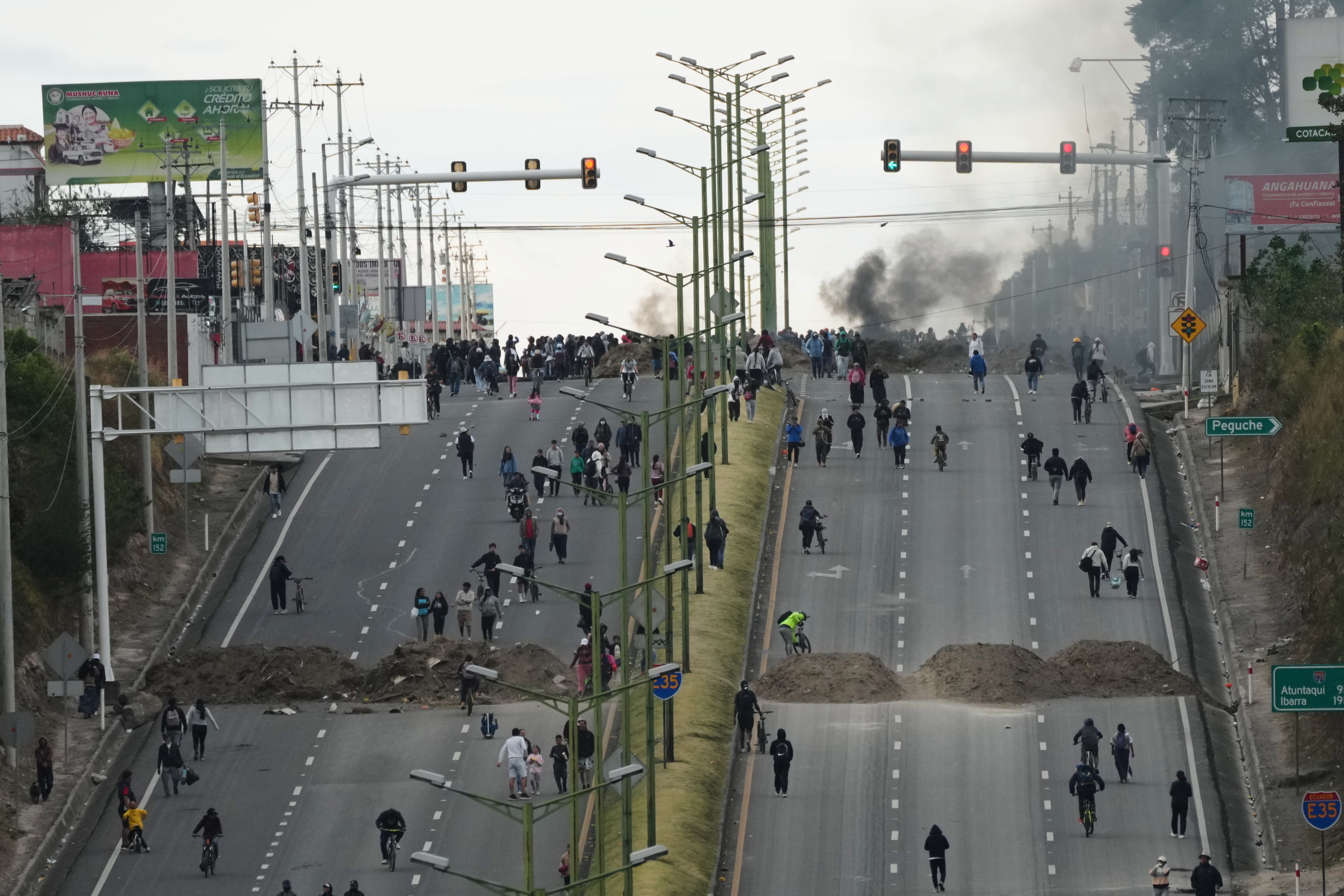 Manifestantes bloquean una carretera durante las protestas contra el aumento al precio del diésel tras los recortes en los subsidios al combustible por parte del gobierno del presidente Daniel Noboa, en Otavalo, Ecuador, el miércoles 24 de septiembre de 2025. (AP Foto/Dolores Ocho)