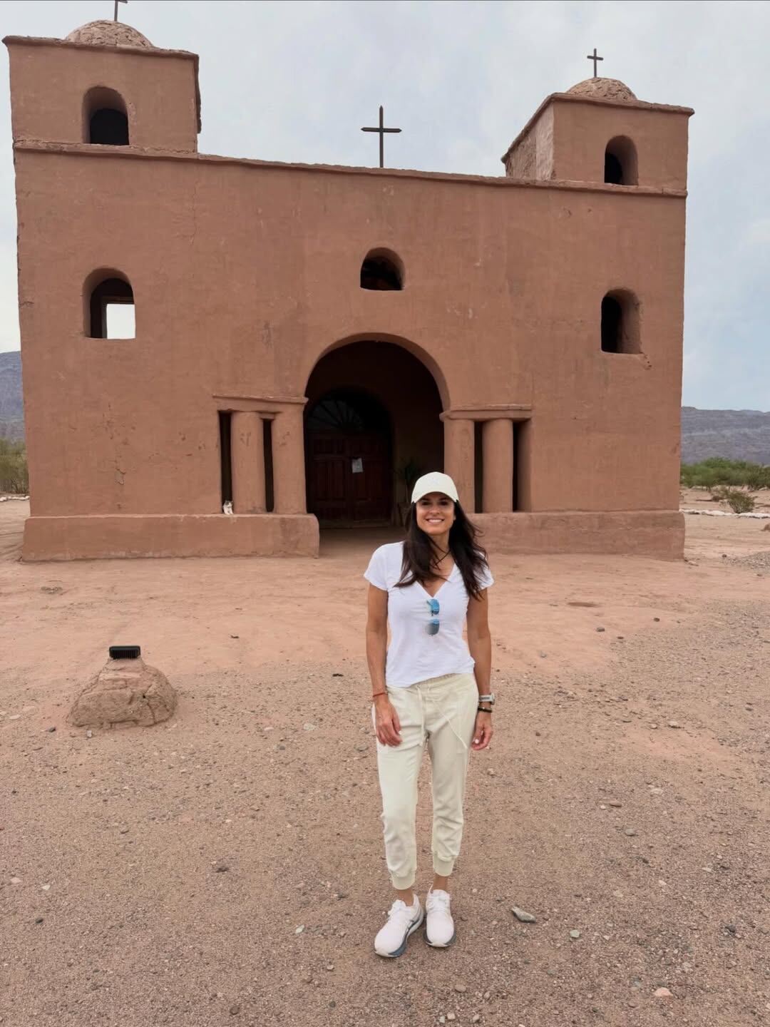Sabatini hizo el circuito de la Ruta del Adobe y posó frente a la Iglesia Nuestra Señora de Andacollo (Foto: Instagram @sabatinigaby)