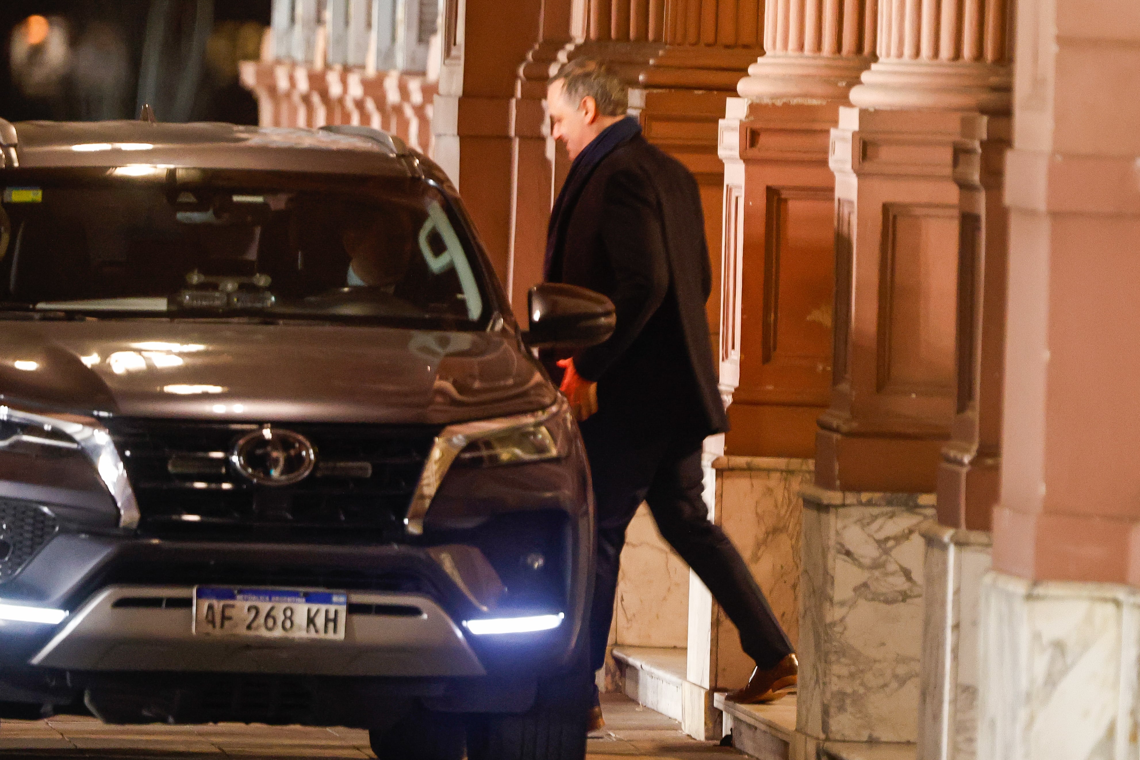 Manuel Adorni se retira de la Casa de Gobierno.