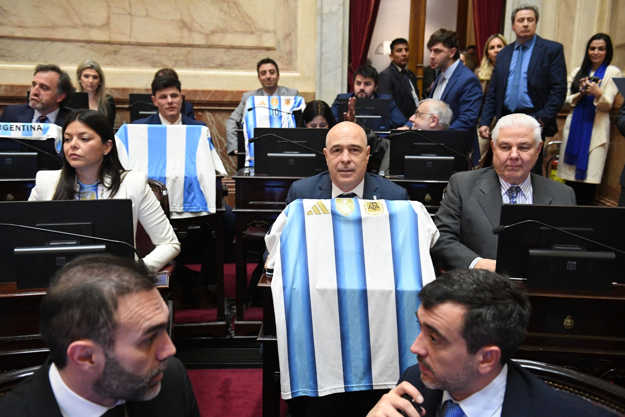 Abdala y otros senadores libertarios, con camisetas argentinas en el recinto