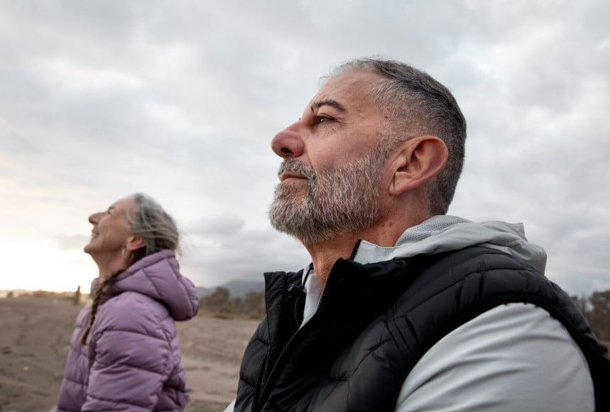 La expresión invita a reflexionar sobre cómo cambian las prioridades y los proyectos a medida que avanza la vida (Foto: Freepik)
