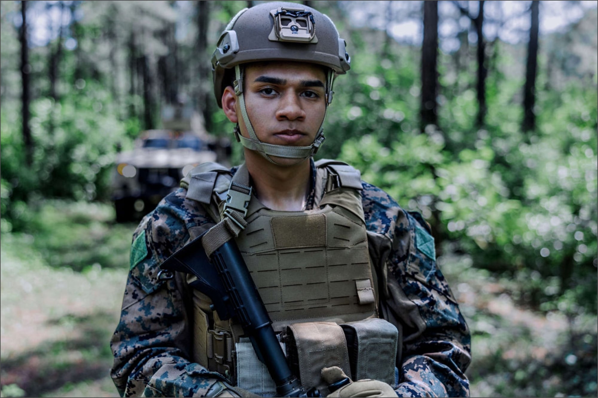 Un informe del DOD de 2024 estableció que gran parte de los marines son latinos; el 29,3 % de su personal en servicio activo se identificó como hispano