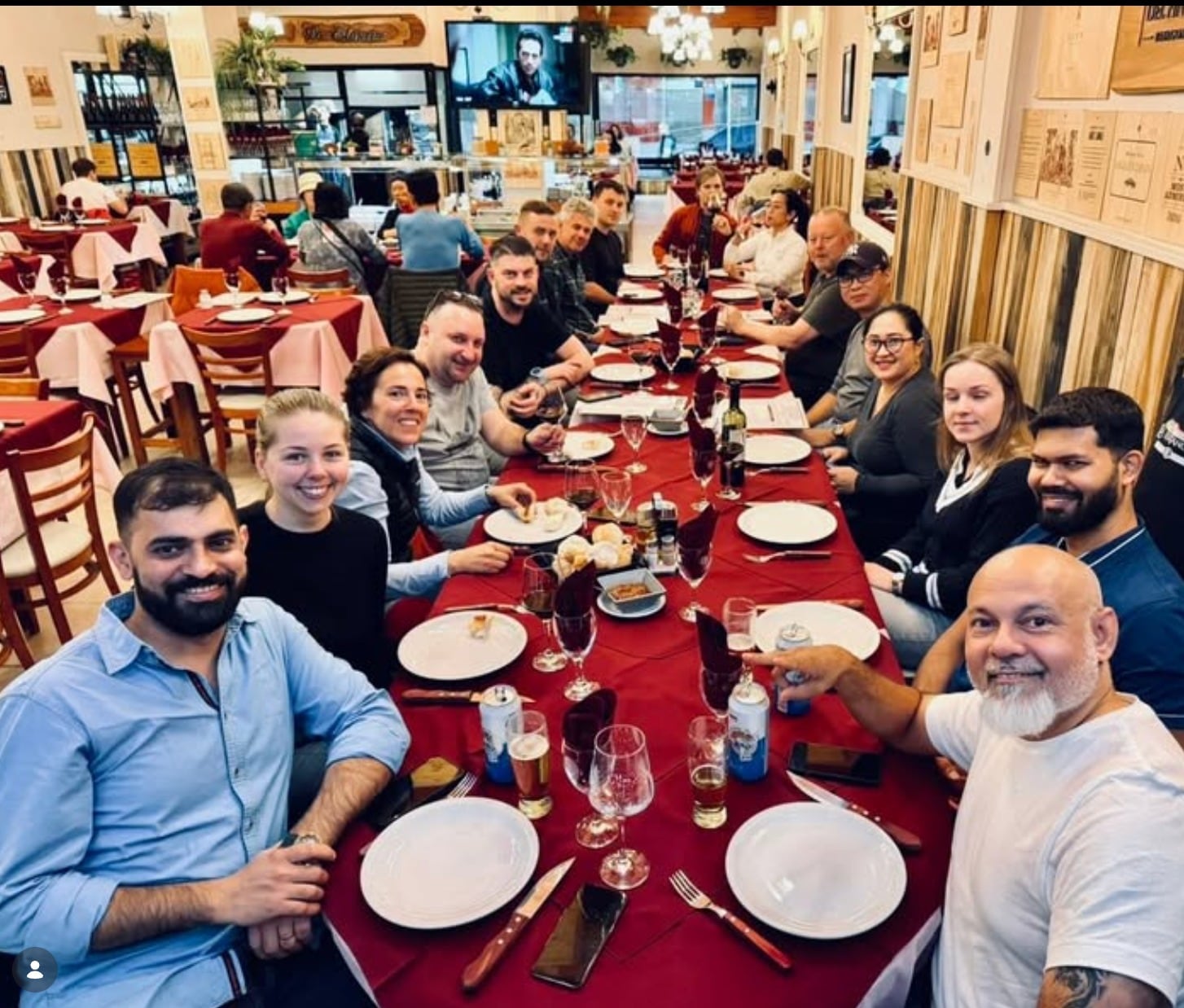 Parte de la tripulación del MV Hondius cenó antes de partir de Ushuaia en un restaurante cercano al puerto fueguino