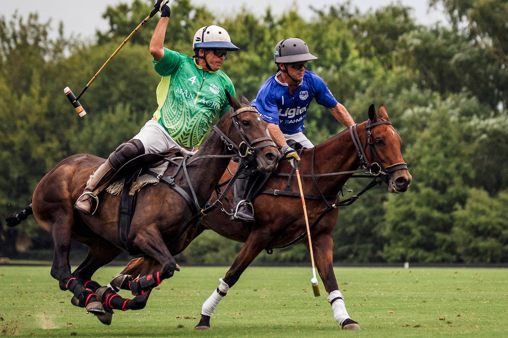 El Ruso (de verde) volvió a la cancha con toda la garra y peleó cada jugada