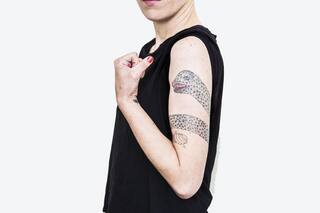 Tatuajes: Ella se hizo una serpiente en homenaje a su padre