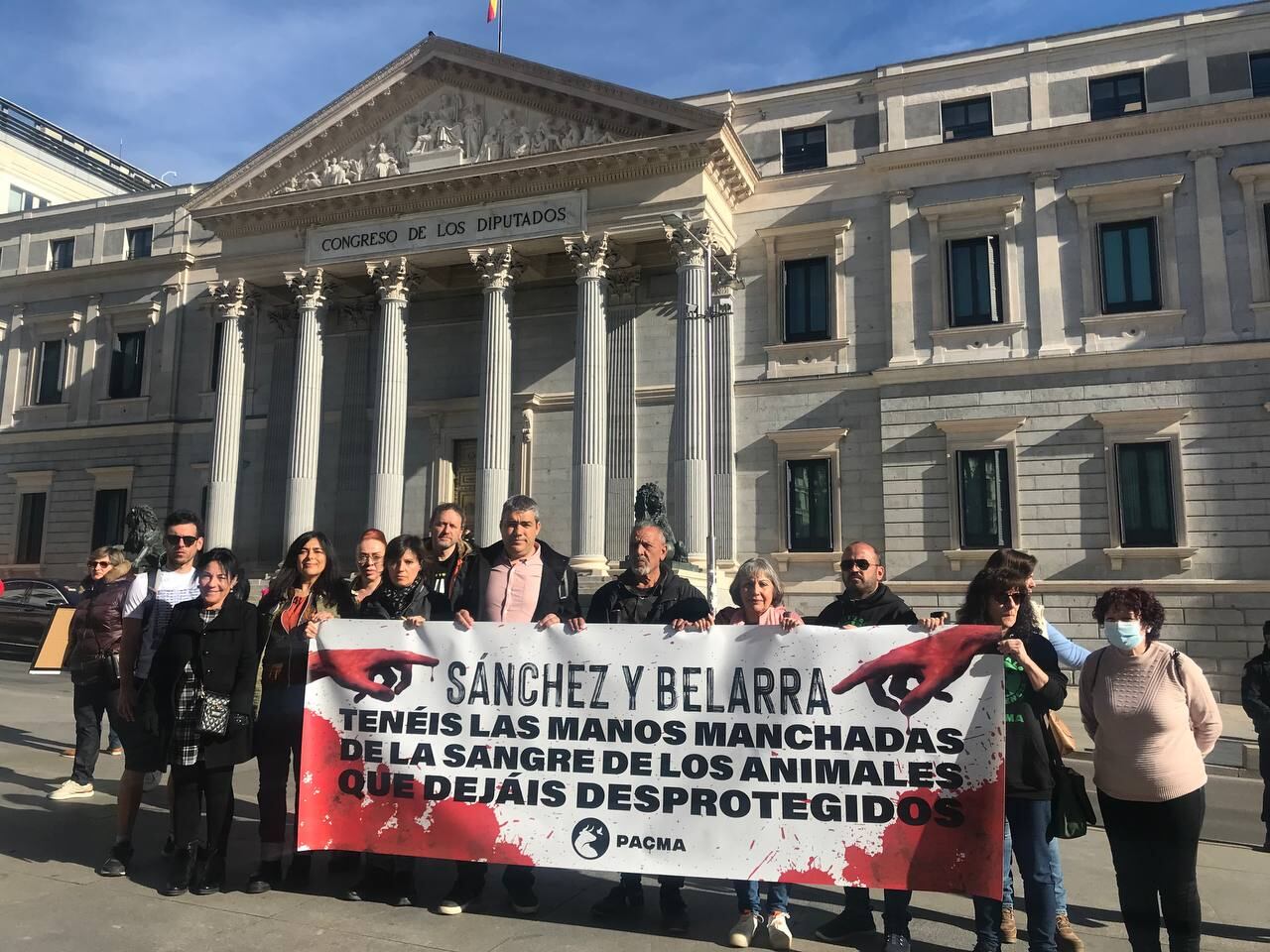 Los animalistas de Pacma protestan frente al Congreso contra la ley aprobada