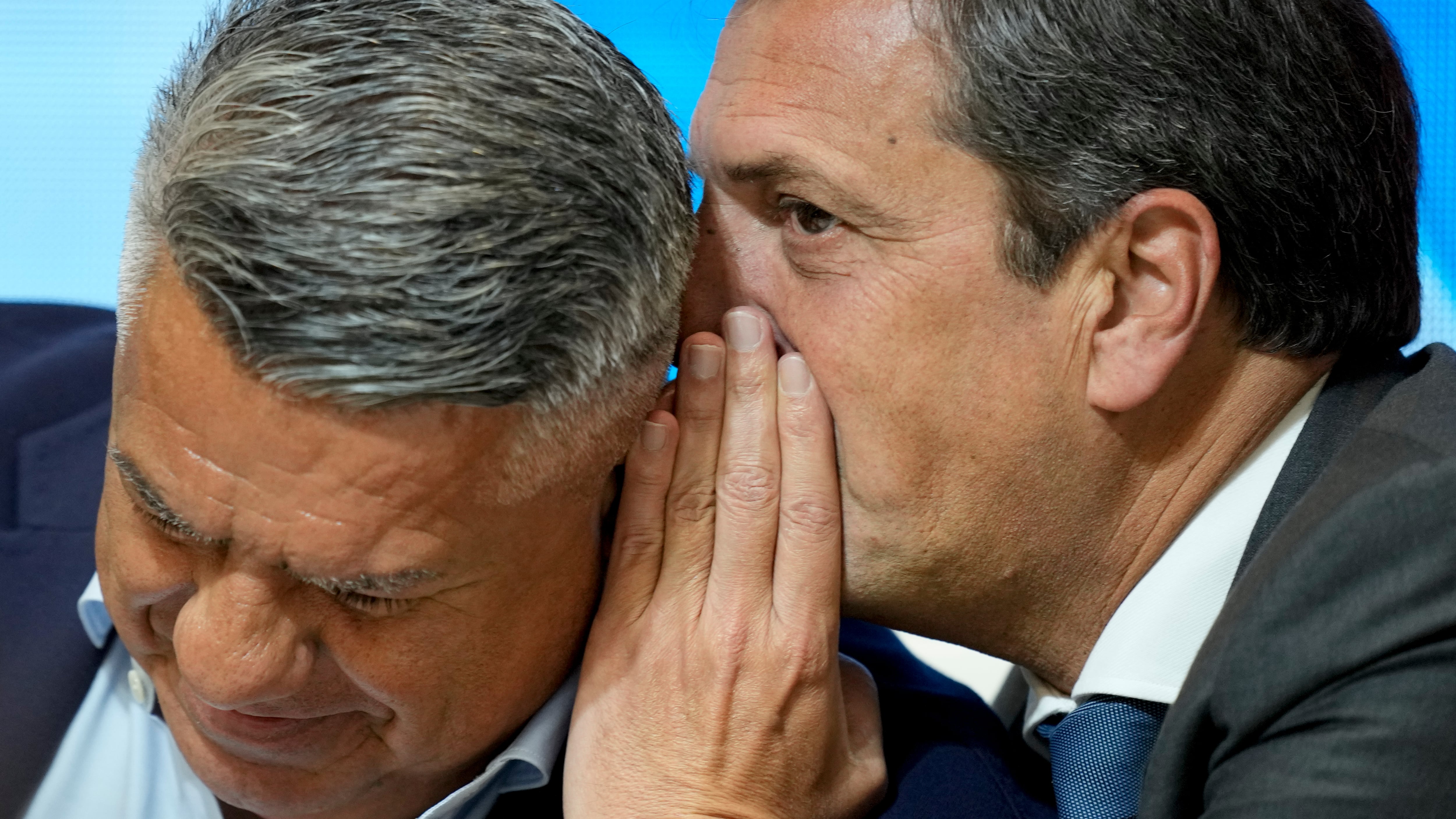 Sergio Massa le susurra algo al presidente de la Asociación del Fútbol Argentino, Claudio Tapia