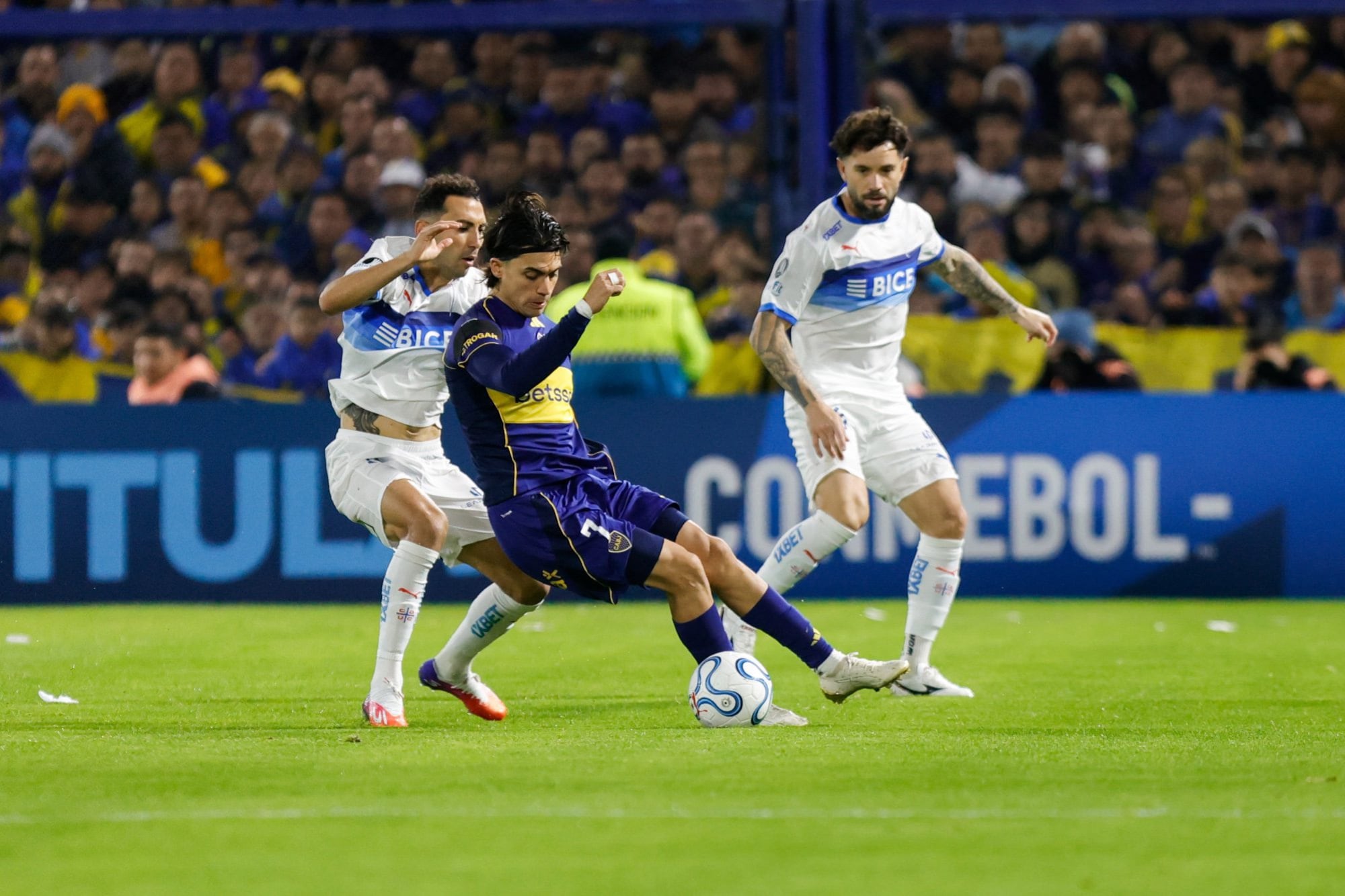 Exequiel Zeballos gambeteando con la pelota