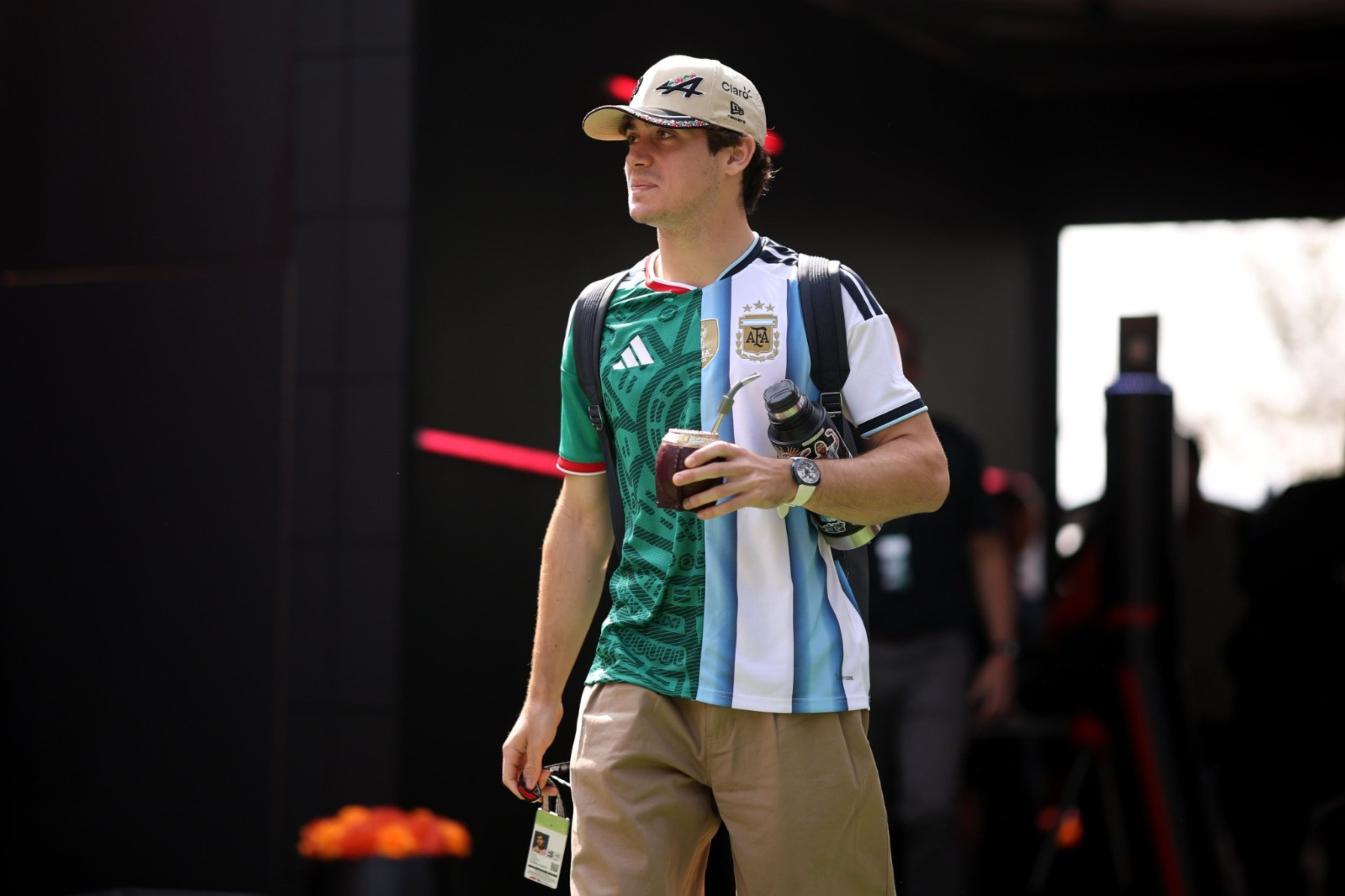 Franco Colapinto eligió un look con el que acaparó las miradas en su llegada al Gran Premio de México de Fórmula 1