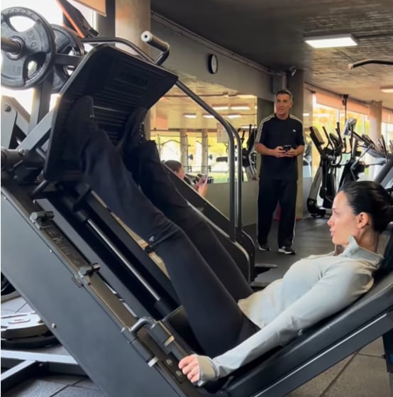 Oriana ejecutando ejercicios en la máquina de prensa de piernas (leg press) (Foto: Instagram/@orianasabatini)