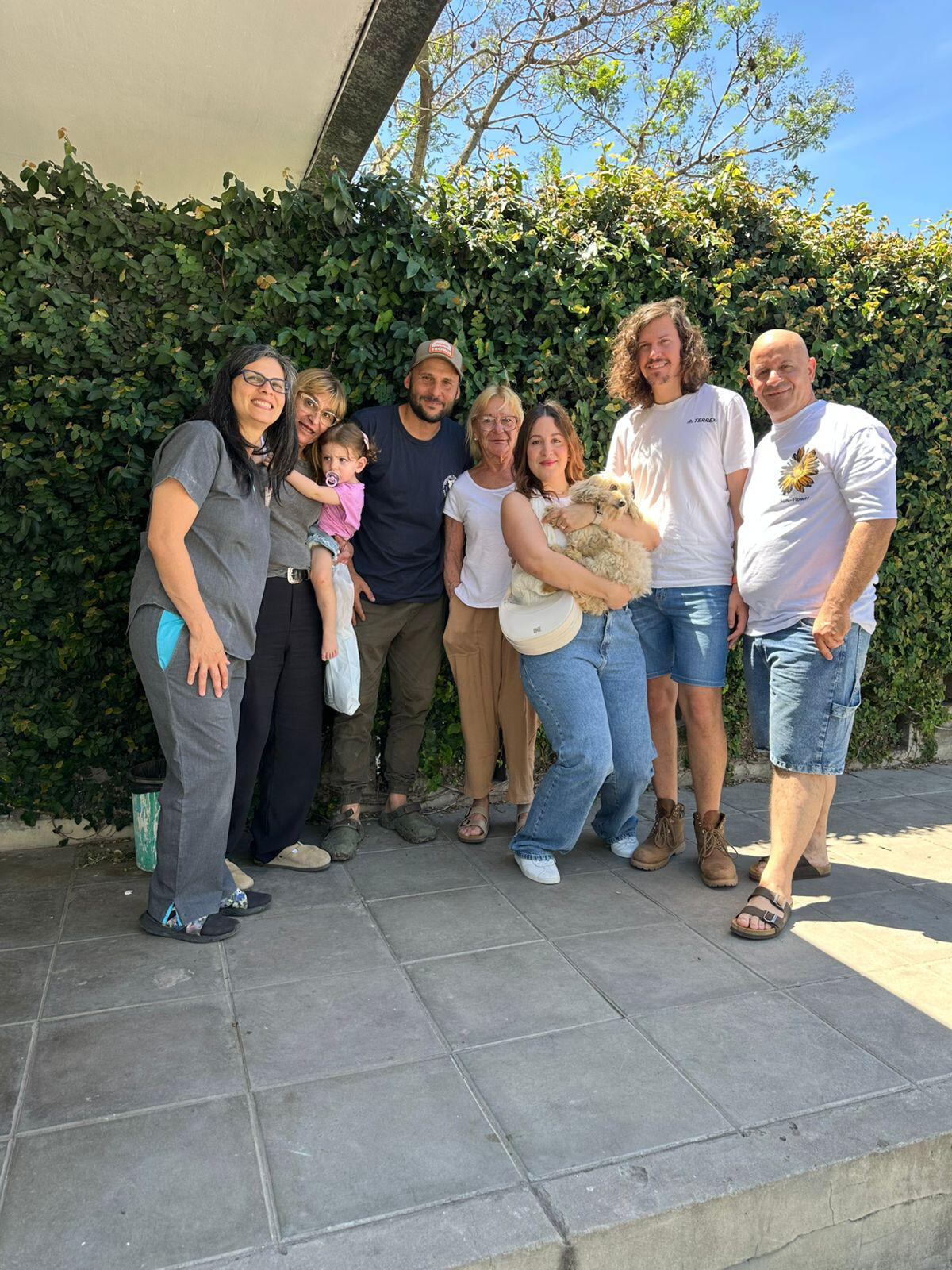 El día que Belén y Lucas adoptaron a Valko. En la foto, junto a Fernando Pieroni, médicos veterinarios y parte del equipo de la Fundación Planeta Vivo.