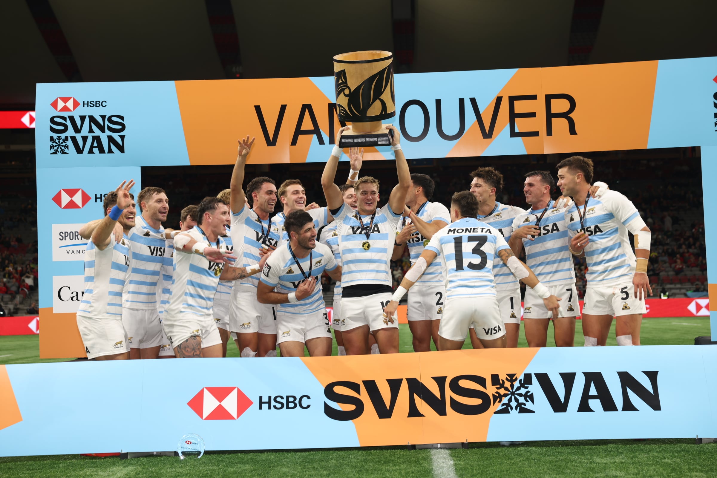 Los Pumas 7s en 2024, campeones del torneo de Vancouver por cuarto año consecutivo; Santiago Mare levanta el trofeo