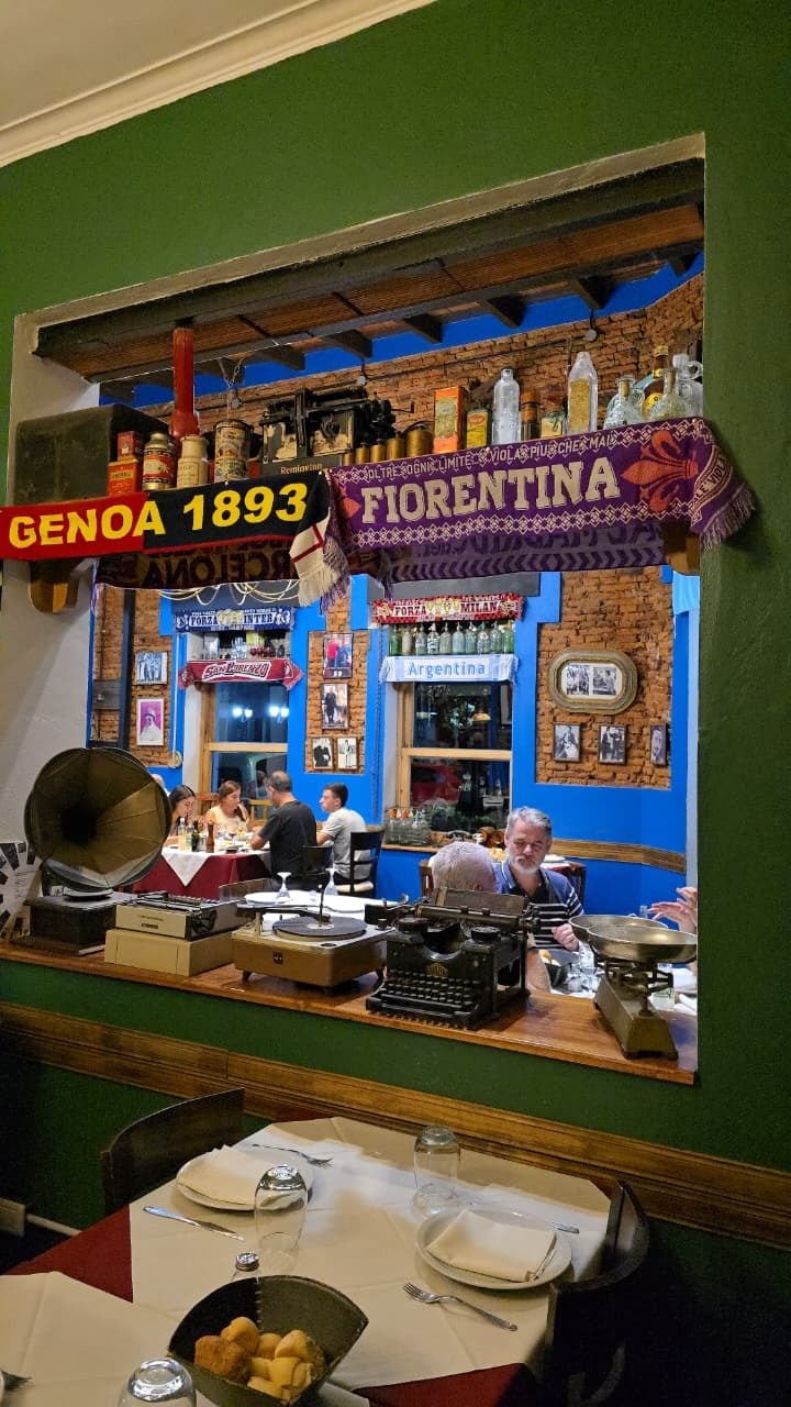 Las paredes de ladrillo están decoradas con fotos de personajes históricos y sus repisas exhiben objetos antiguos, como botellas de licores, balanzas de pesas, relojes y cafeteras
