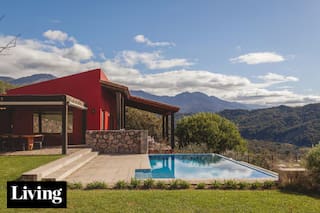 En las afueras de Salta, una casa en pendiente potencia sus vistas extraordinarias