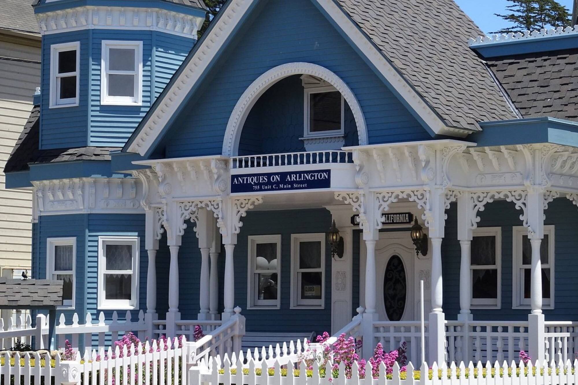 Galerías de arte y casas de antigüedades en viviendas históricas de Cambria