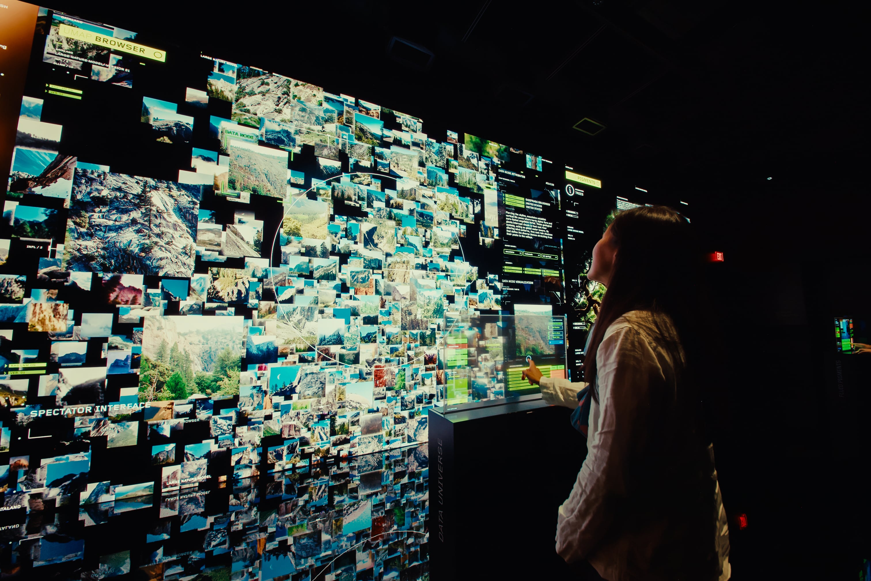 Durante el recorrido, los datos de los visitantes interactúan con la obra y los modelos de IA / Crédito: ©Refik Anadol Studio for Dataland